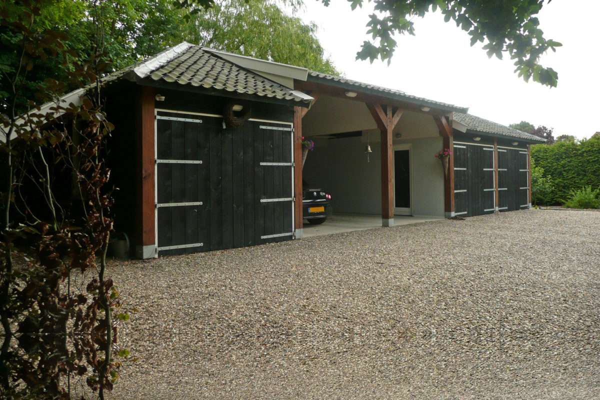 Grote garage met werkplaats
